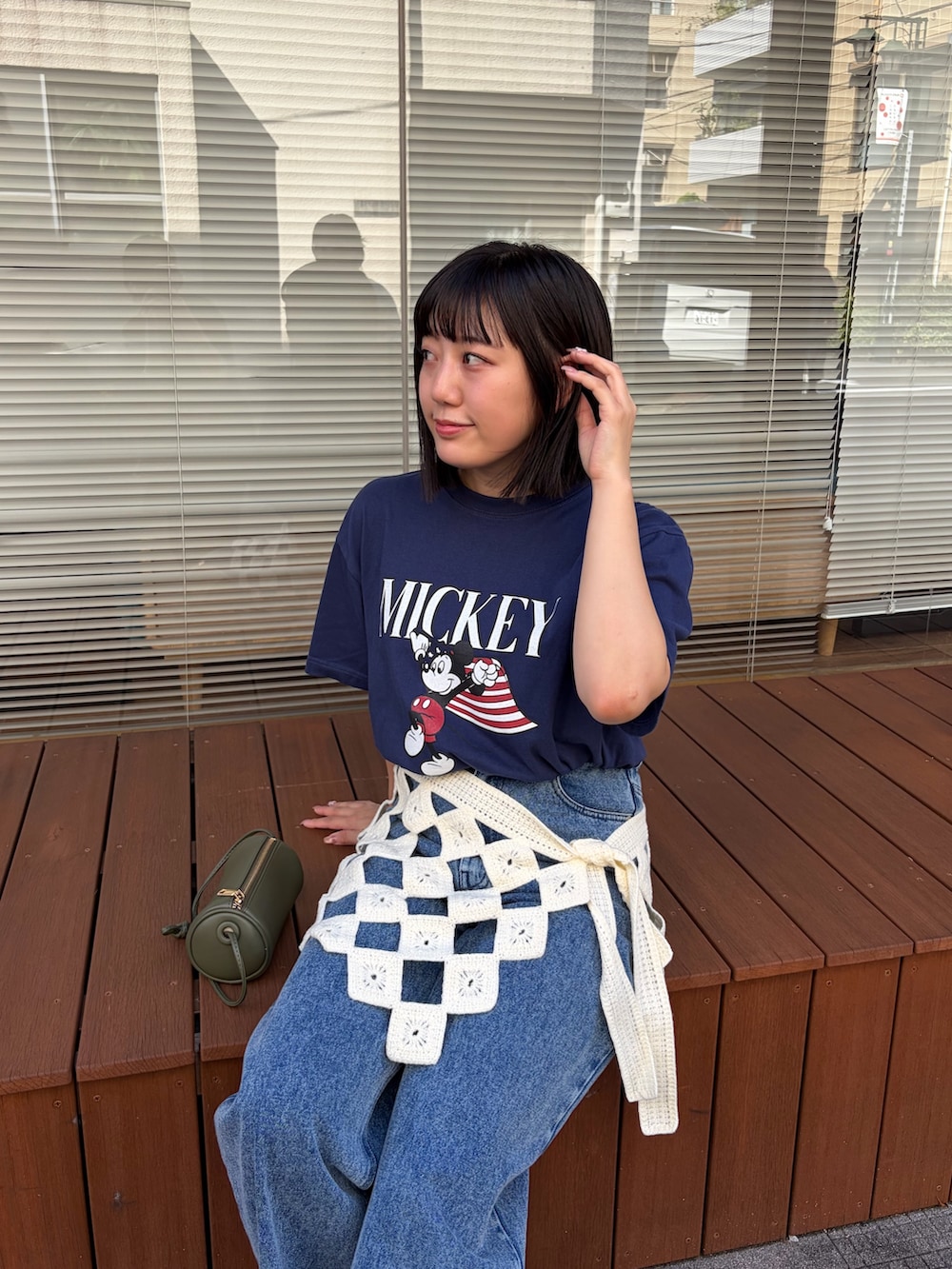 ブルー系のTシャツ/カットソー、ブルー系のデニムパンツ、ホワイト系のスカートを着用したレディースの夏コーディネートの3枚目の写真