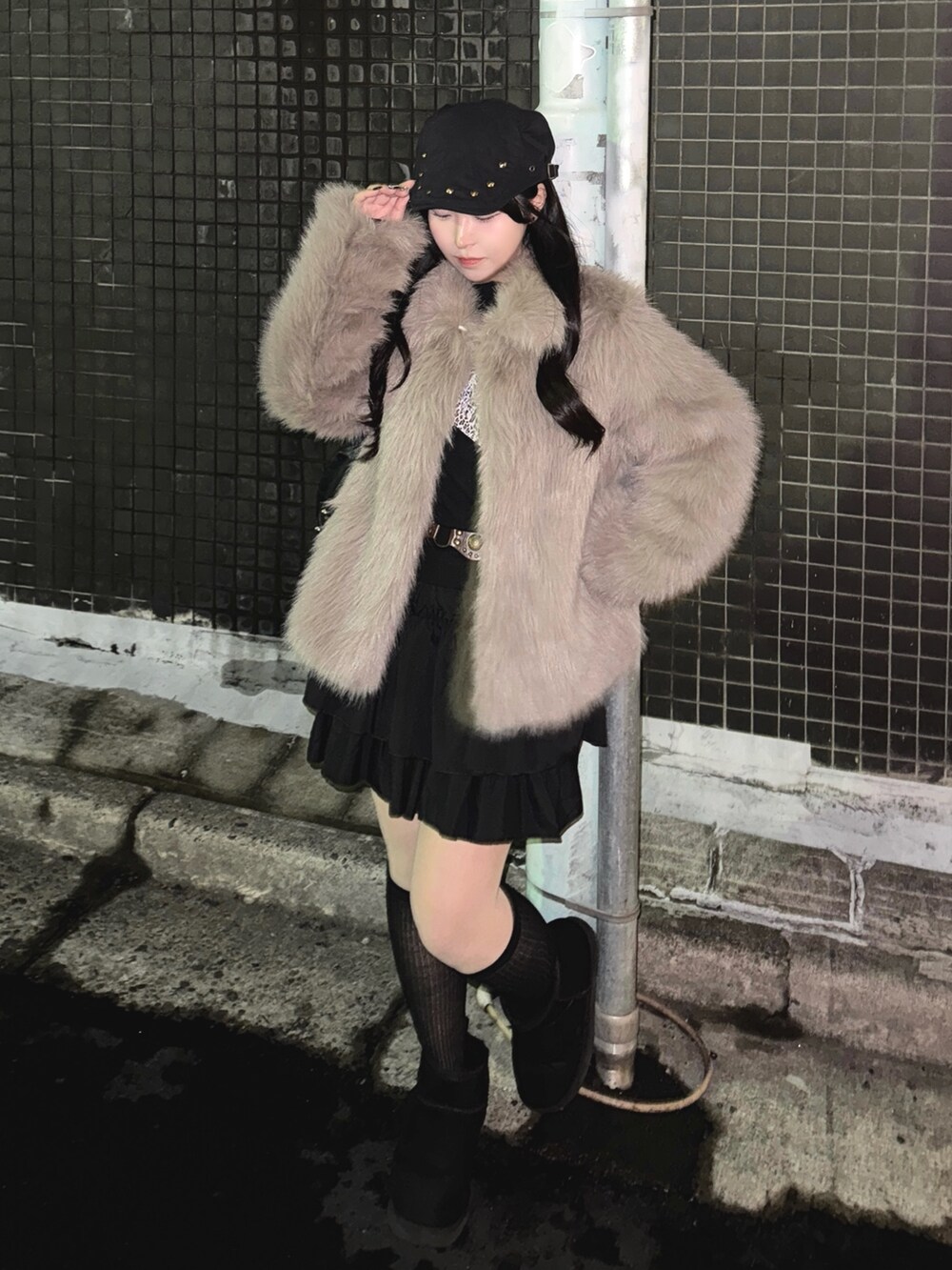 ブラック系のスカート、ブラウン系のブルゾン、ブラック系のTシャツ/カットソーを着用したレディースの冬コーディネートの2枚目の写真