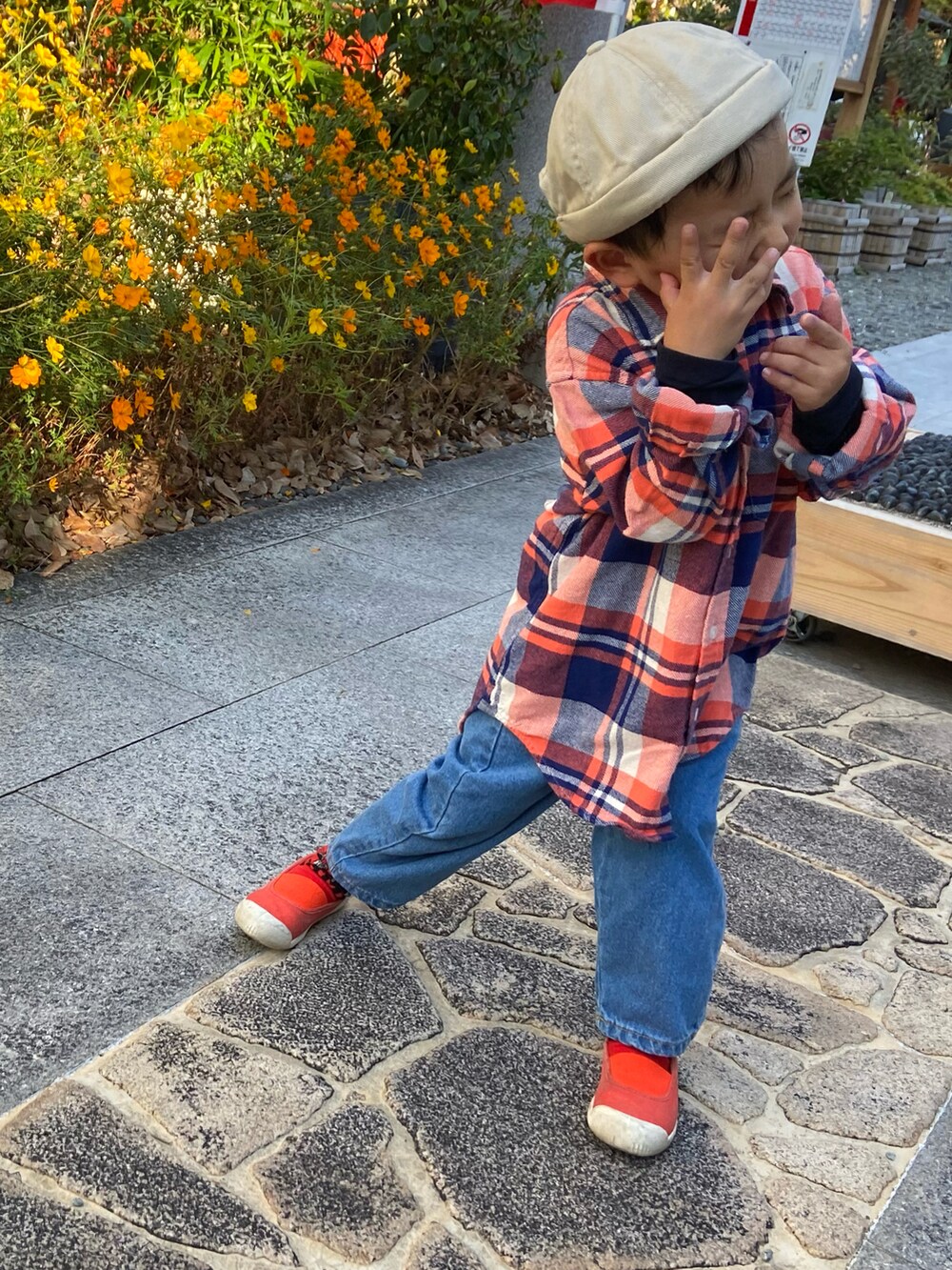 オレンジ系のシャツ/ブラウス、ベージュ系のニットキャップ/ビーニーを着用したキッズの秋コーディネートの3枚目の写真
