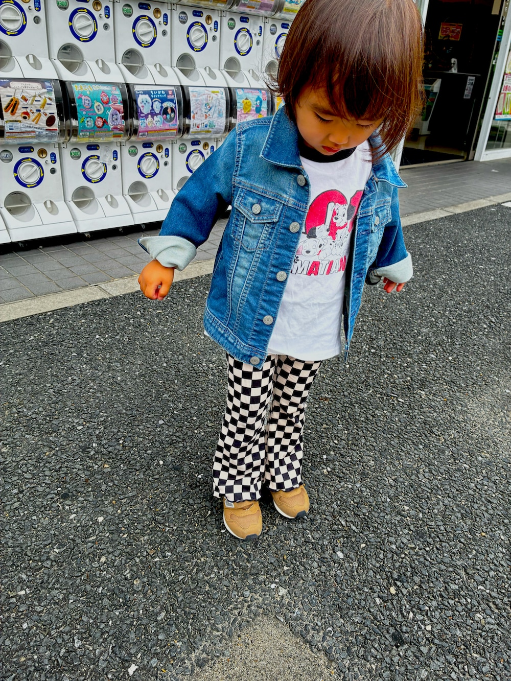 ブルー系のデニムジャケット、ブラウン系のスニーカー、ホワイト系のTシャツ/カットソーを着用したレディースの春コーディネートの2枚目の写真