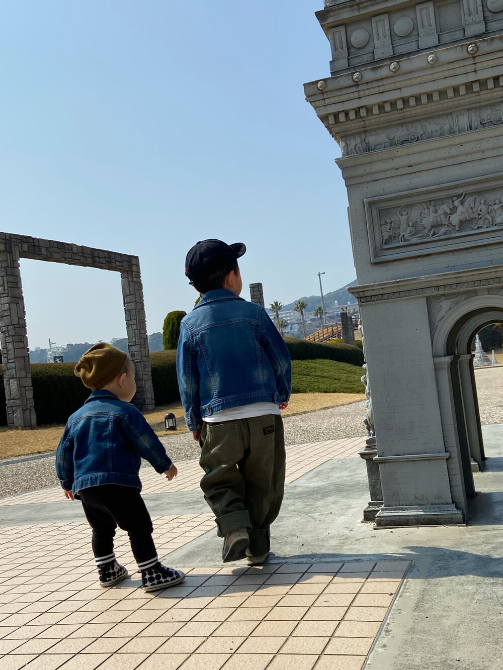 ブルー系のデニムジャケット、ブラック系のスニーカー、ブルー系のデニムジャケットを着用したキッズの春コーディネートの2枚目の写真