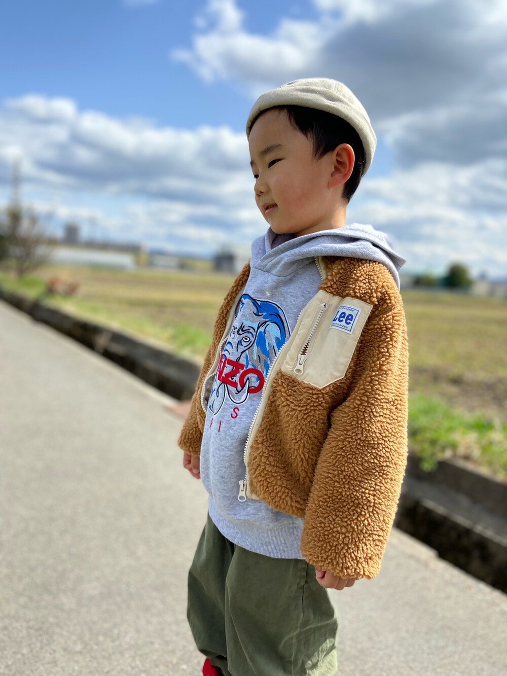 グレー系のパーカー、グリーン系のカーゴパンツ、ベージュ系のニットキャップ/ビーニーを着用したキッズの春コーディネートの2枚目の写真