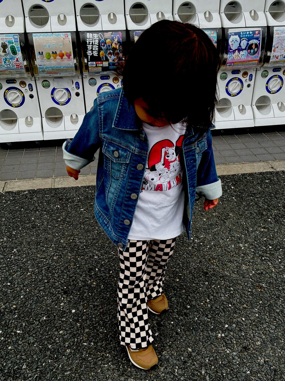 ブルー系のデニムジャケット、ブラウン系のスニーカー、ホワイト系のTシャツ/カットソーを着用したレディースの春コーディネートの3枚目の写真