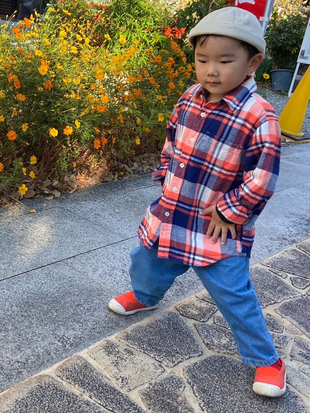 オレンジ系のシャツ/ブラウス、ベージュ系のニットキャップ/ビーニーを着用したキッズの秋コーディネートの2枚目の写真