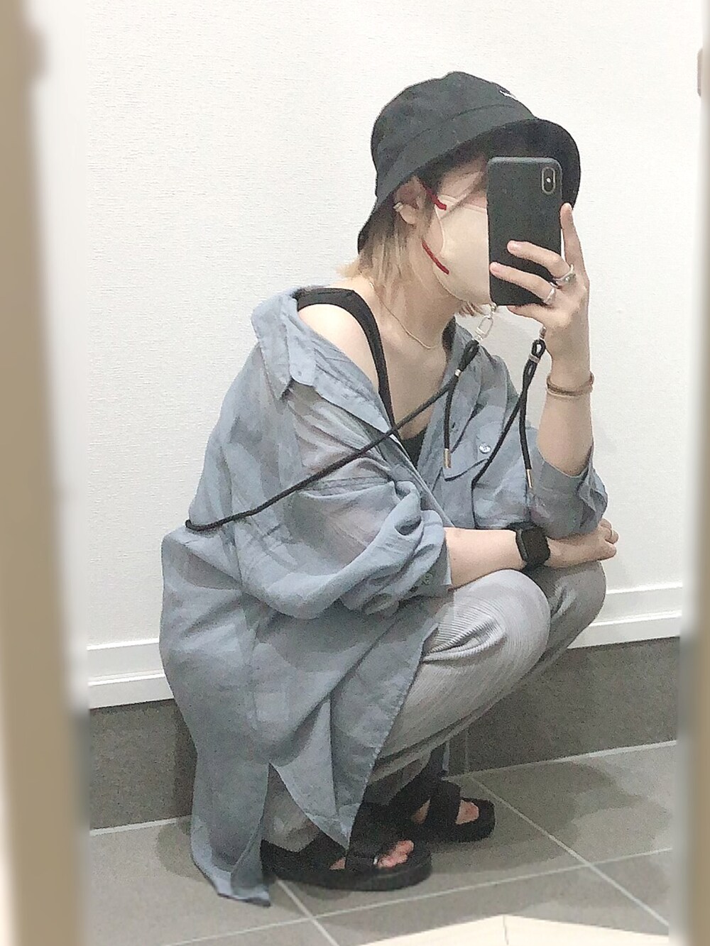 ブルー系のその他パンツ、ブラック系のサンダル、ブルー系のシャツ/ブラウスを着用したレディースの夏コーディネートの2枚目の写真