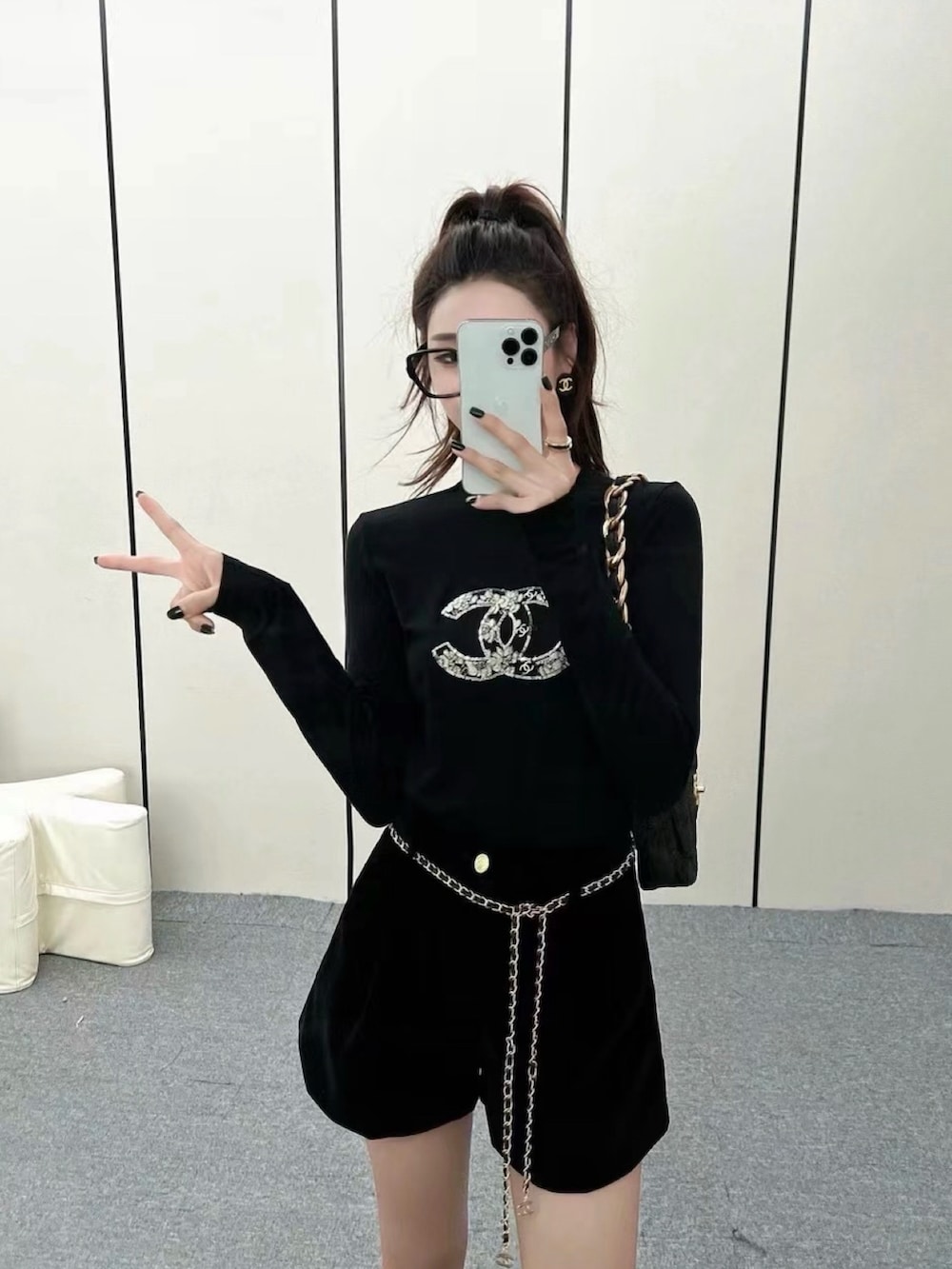 ブラック系のTシャツ/カットソー、ブラック系のその他シューズ、シルバー系のベルトを着用したレディースの春コーディネートの2枚目の写真