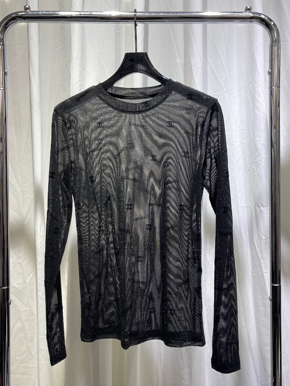 ブラック系のTシャツ/カットソーを着用したレディースの春コーディネートの4枚目の写真