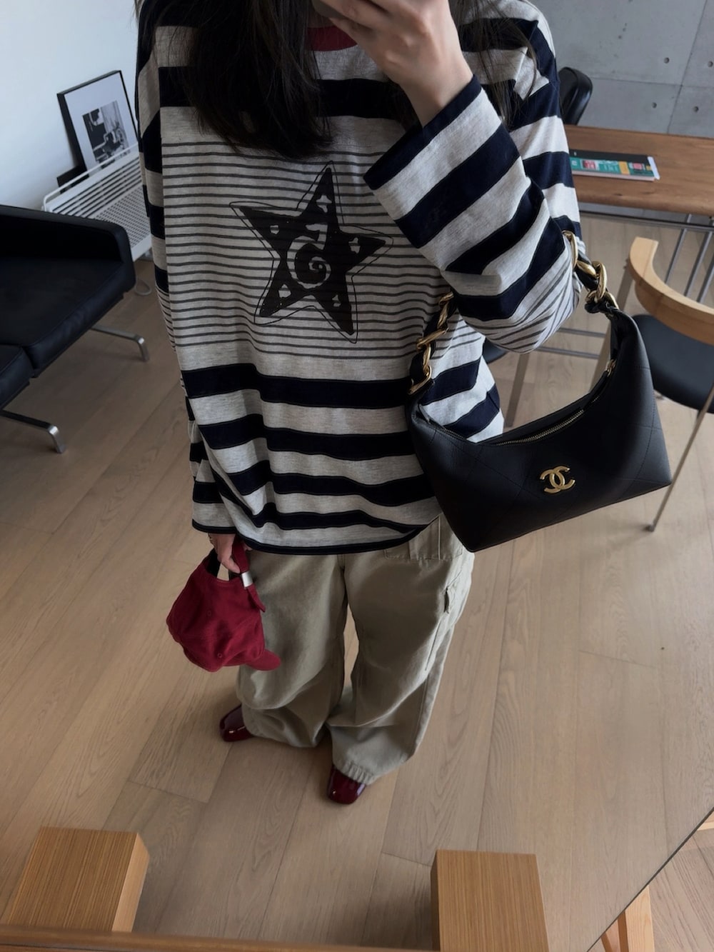 その他のTシャツ/カットソー、ブラック系のクラッチバッグを着用したレディースの春コーディネートの2枚目の写真