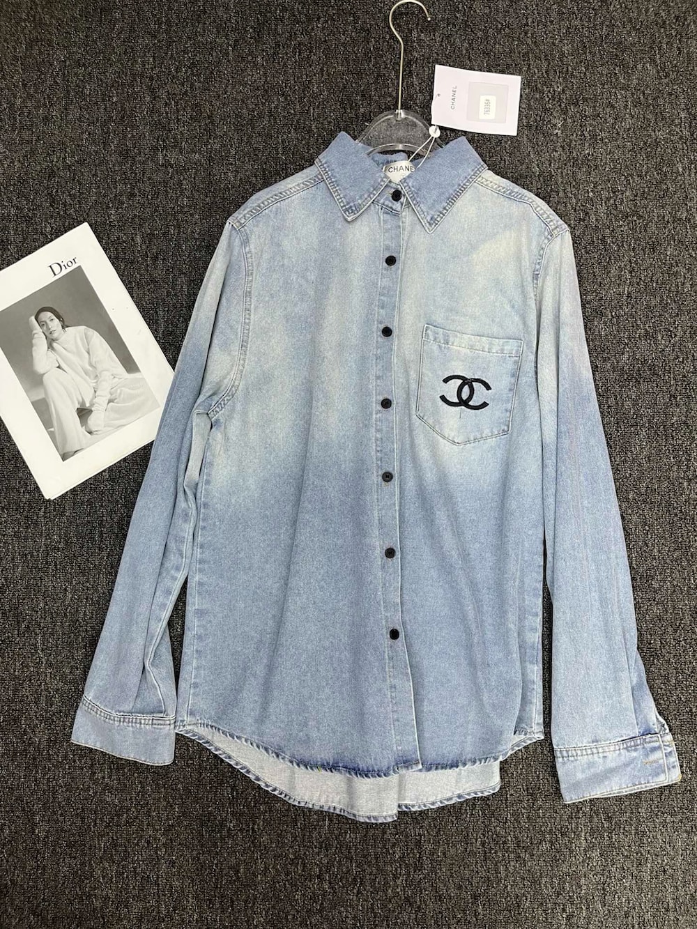 ブルー系のデニムジャケットを着用したレディースの春コーディネートの5枚目の写真