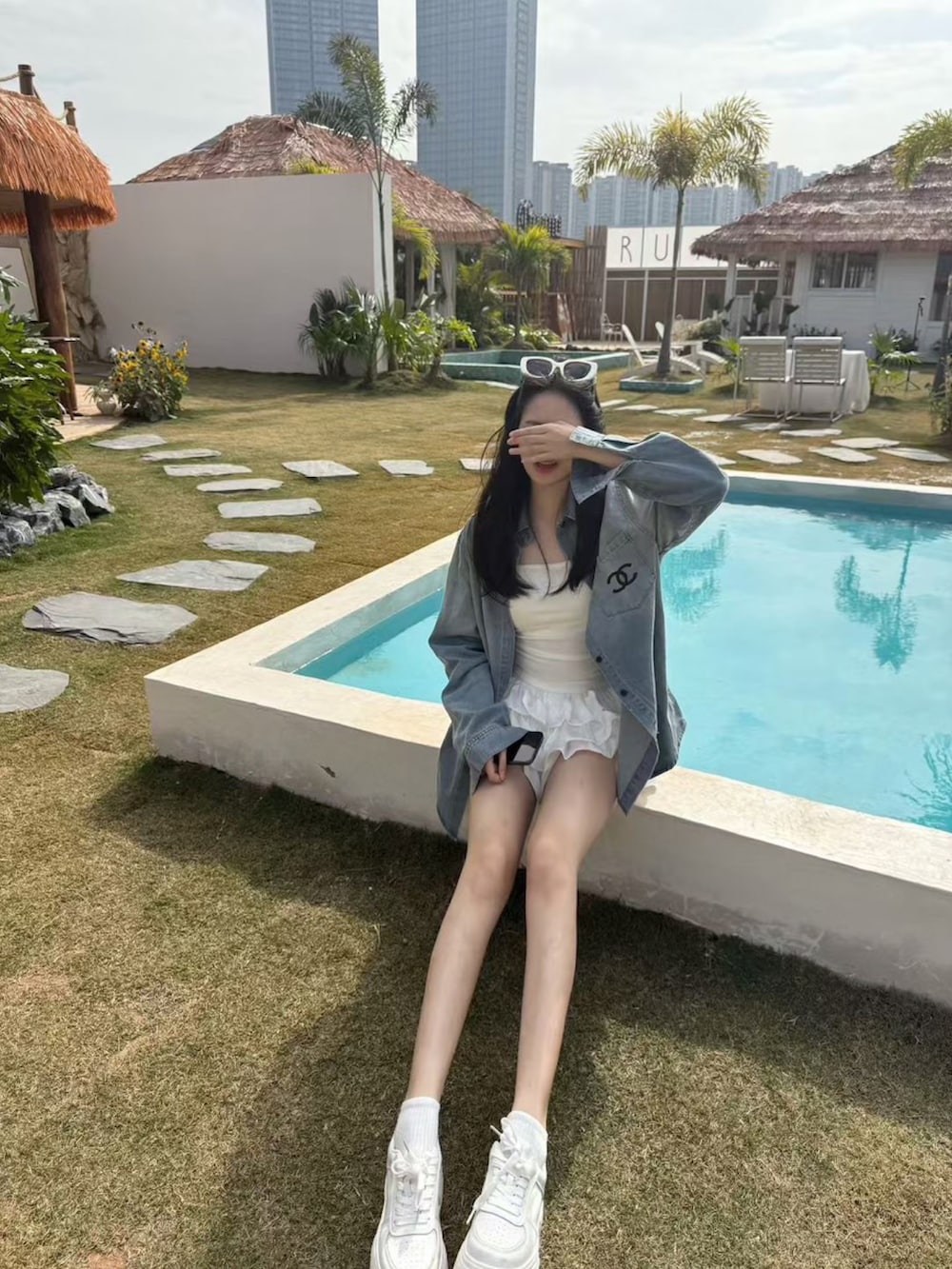 ブルー系のデニムジャケットを着用したレディースの春コーディネートの3枚目の写真