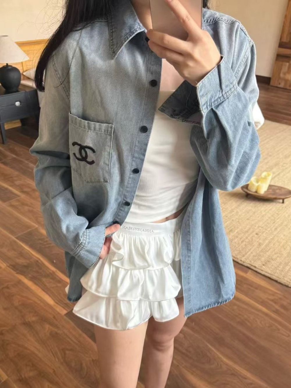 ブルー系のデニムジャケットを着用したレディースの春コーディネートの4枚目の写真