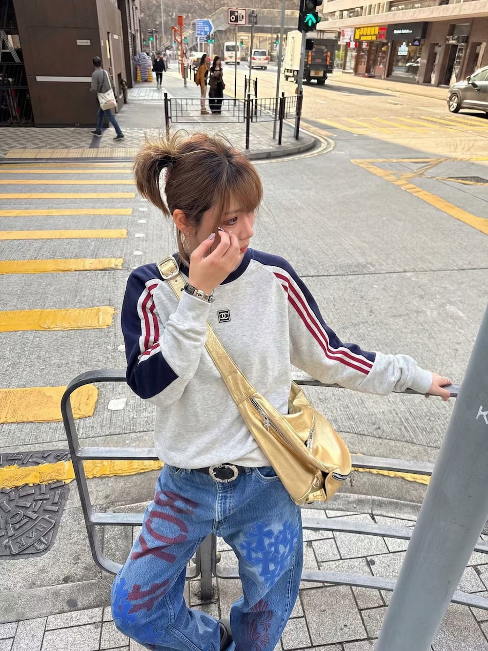 グレー系のTシャツ/カットソー、シルバー系のネックレスを着用したレディースの春コーディネートの5枚目の写真