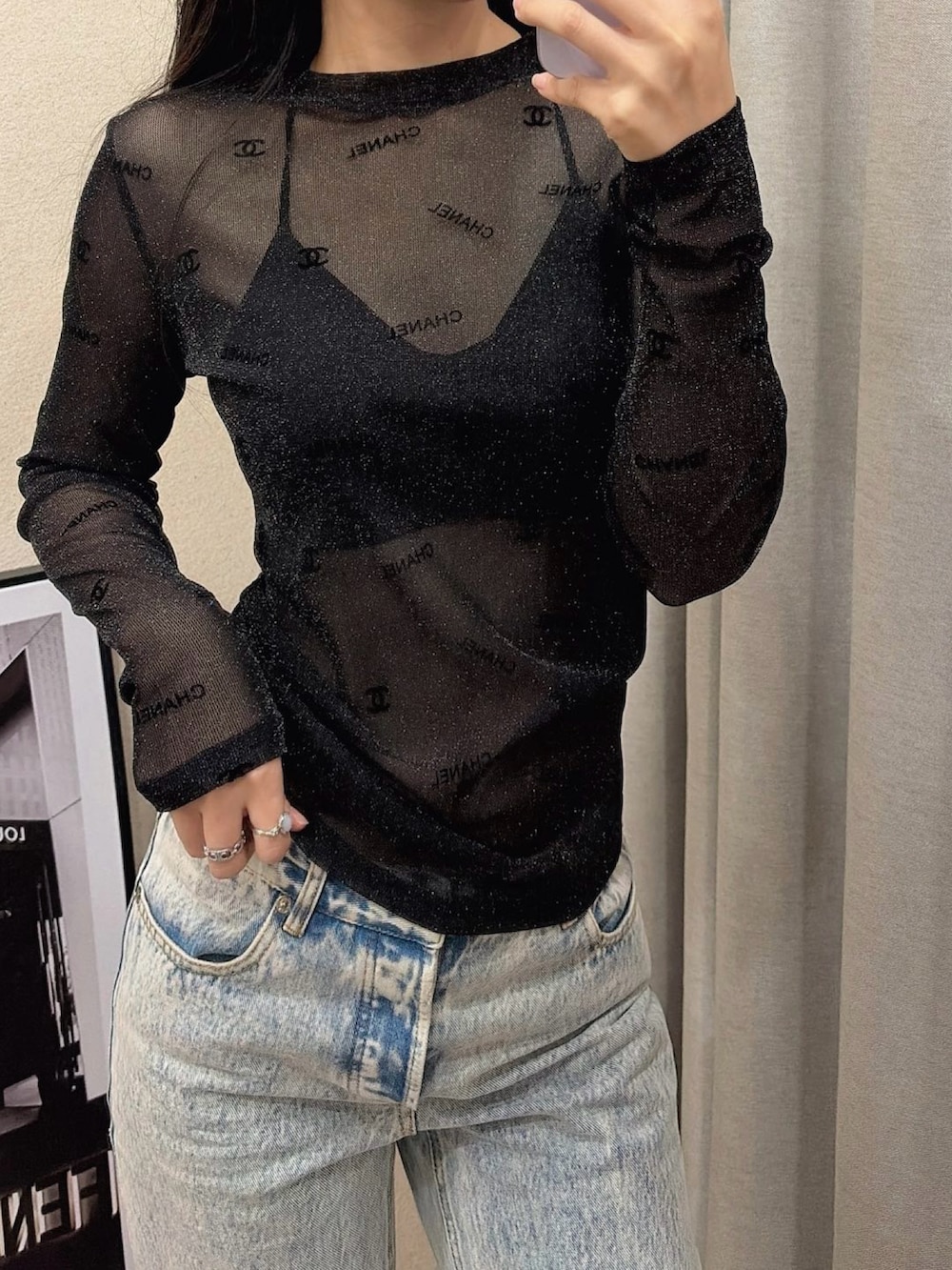 ブラック系のTシャツ/カットソーを着用したレディースの春コーディネートの2枚目の写真