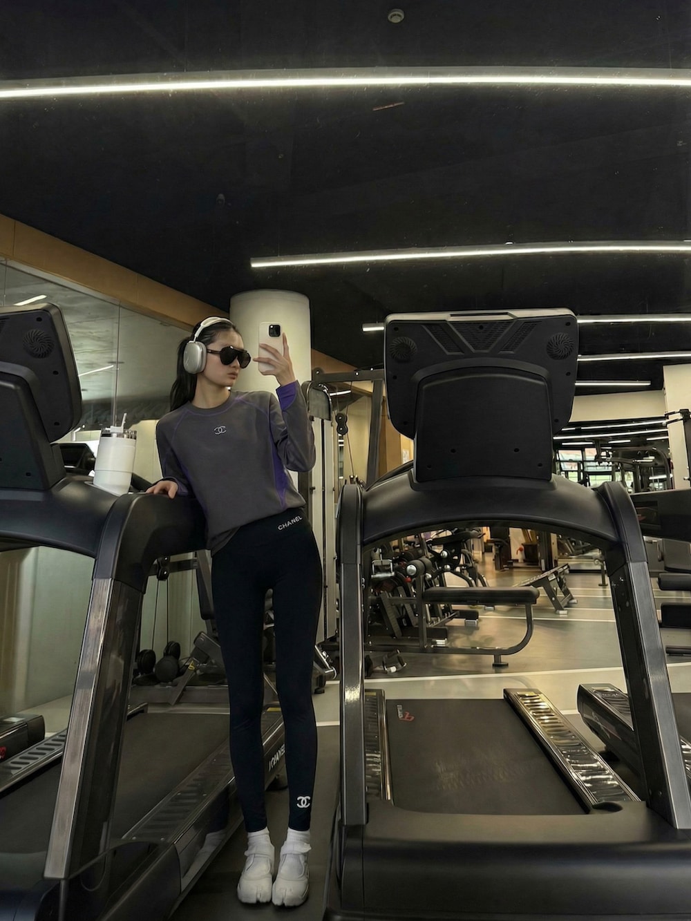 グレー系のTシャツ/カットソーを着用したレディースの春コーディネートの3枚目の写真