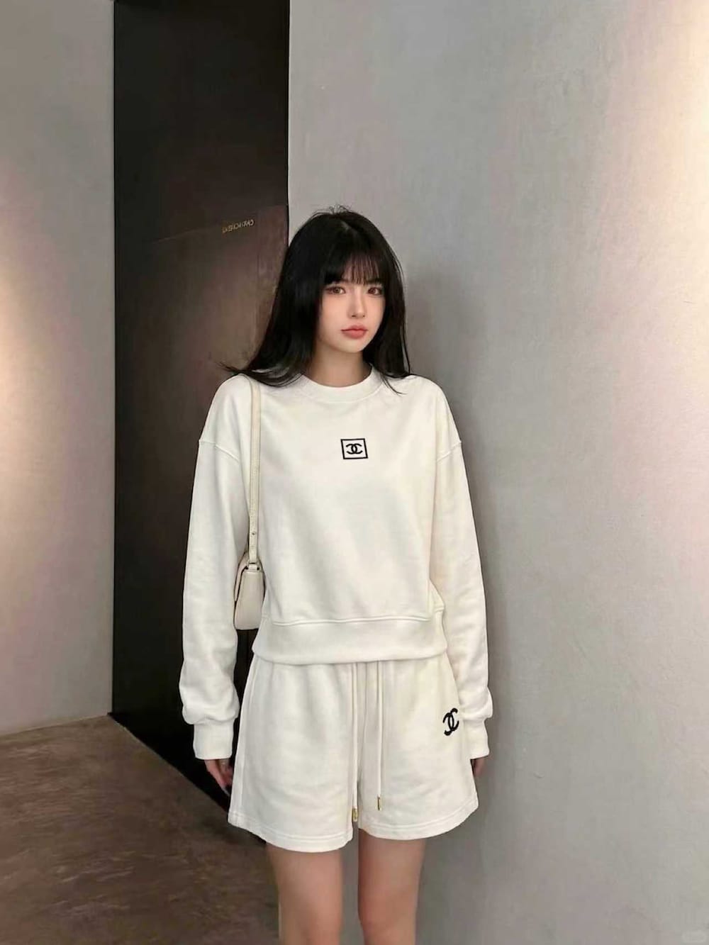 ホワイト系のパーカー、ホワイト系のカーゴパンツを着用したレディースの春コーディネートの2枚目の写真