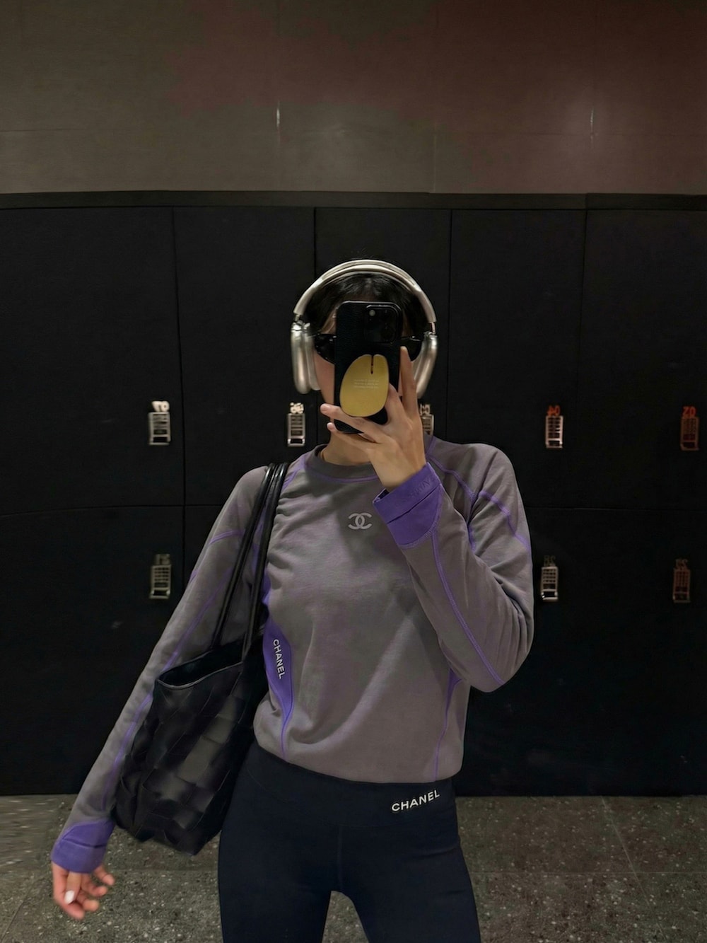 グレー系のTシャツ/カットソーを着用したレディースの春コーディネートの2枚目の写真