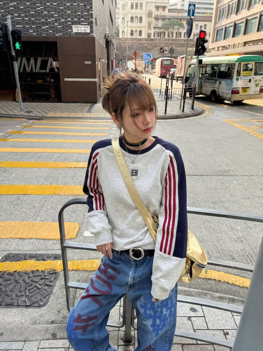 グレー系のTシャツ/カットソー、シルバー系のネックレスを着用したレディースの春コーディネートの3枚目の写真