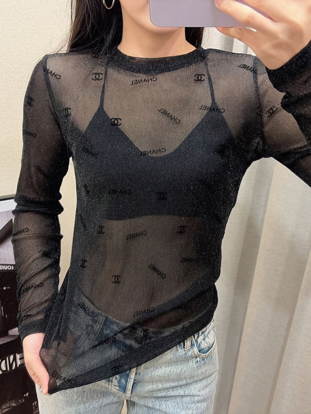 ブラック系のTシャツ/カットソーを着用したレディースの春コーディネートの3枚目の写真