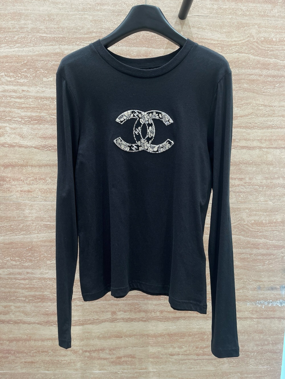 ブラック系のTシャツ/カットソー、ブラック系のその他シューズ、シルバー系のベルトを着用したレディースの春コーディネートの3枚目の写真