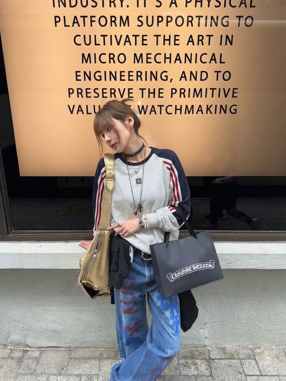 グレー系のTシャツ/カットソー、シルバー系のネックレスを着用したレディースの春コーディネートの4枚目の写真