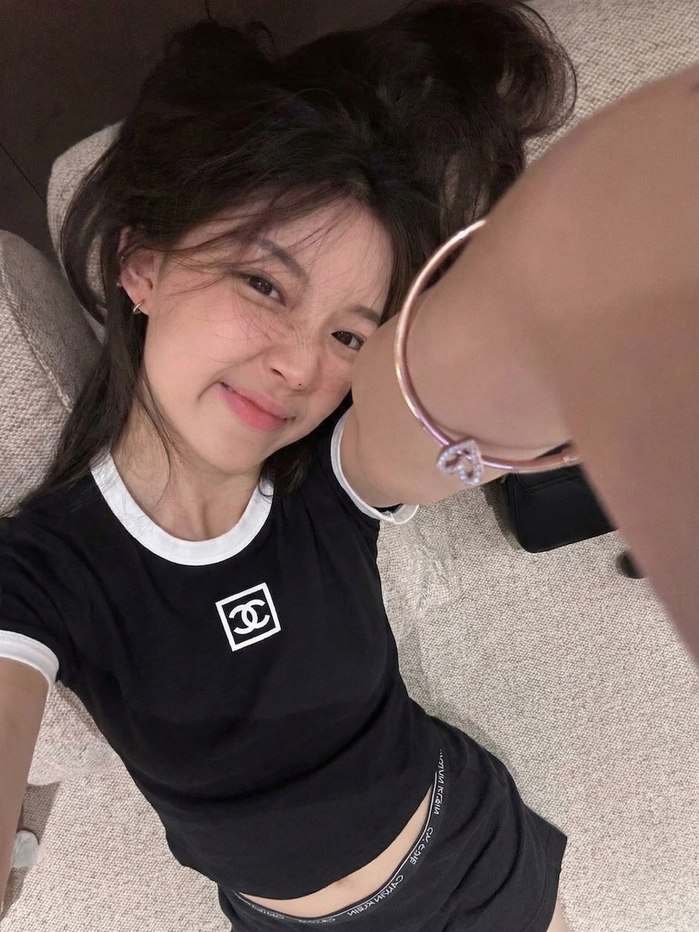 ブラック系のTシャツ/カットソー、シルバー系のネックレスを着用したレディースの春コーディネートの2枚目の写真