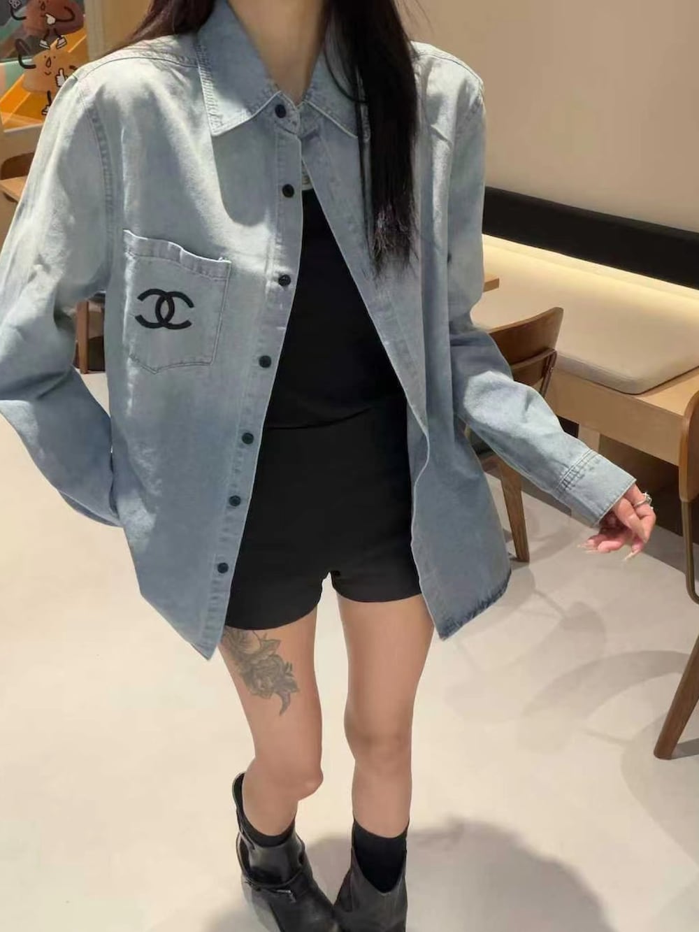 ブルー系のデニムジャケットを着用したレディースの春コーディネートの2枚目の写真