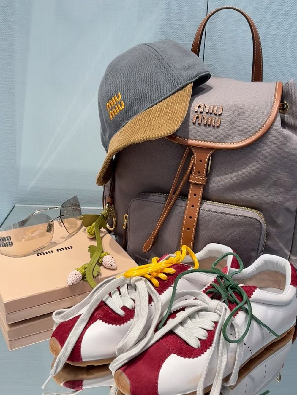 その他のキャップを着用したレディースの春コーディネートの2枚目の写真