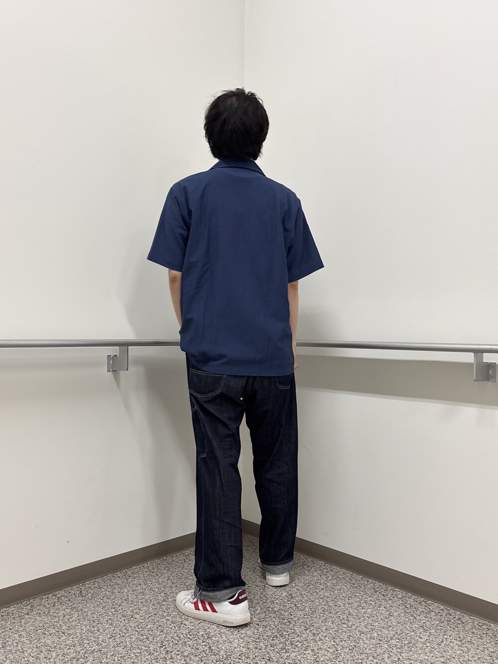 ブルー系のシャツ/ブラウス、ピンク系のTシャツ/カットソー、ブルー系のデニムパンツを着用したメンズの夏コーディネートの3枚目の写真