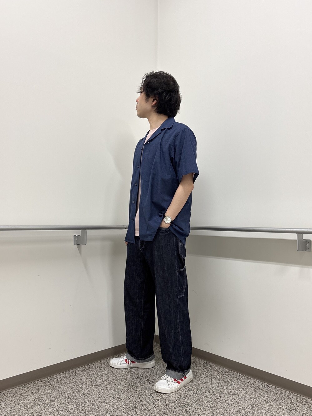 ブルー系のシャツ/ブラウス、ピンク系のTシャツ/カットソー、ブルー系のデニムパンツを着用したメンズの夏コーディネートの2枚目の写真