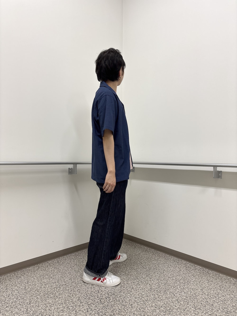 ブルー系のシャツ/ブラウス、ピンク系のTシャツ/カットソー、ブルー系のデニムパンツを着用したメンズの夏コーディネートの4枚目の写真