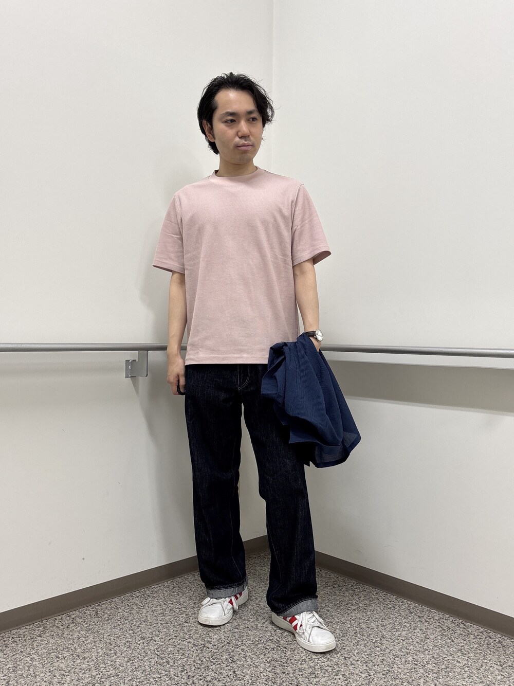 ブルー系のシャツ/ブラウス、ピンク系のTシャツ/カットソー、ブルー系のデニムパンツを着用したメンズの夏コーディネートの6枚目の写真