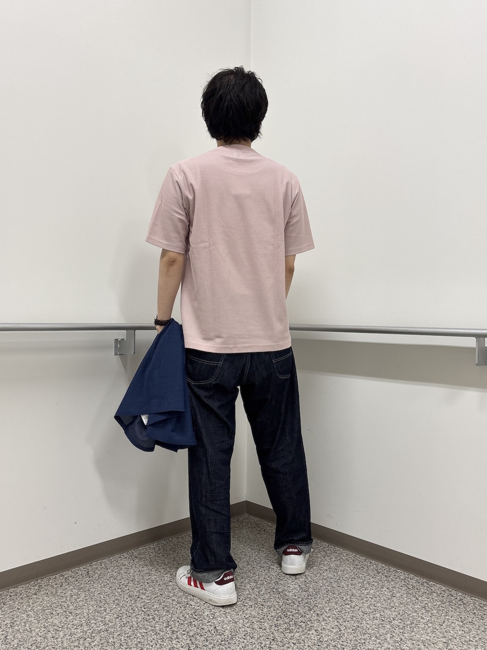 ブルー系のシャツ/ブラウス、ピンク系のTシャツ/カットソー、ブルー系のデニムパンツを着用したメンズの夏コーディネートの8枚目の写真