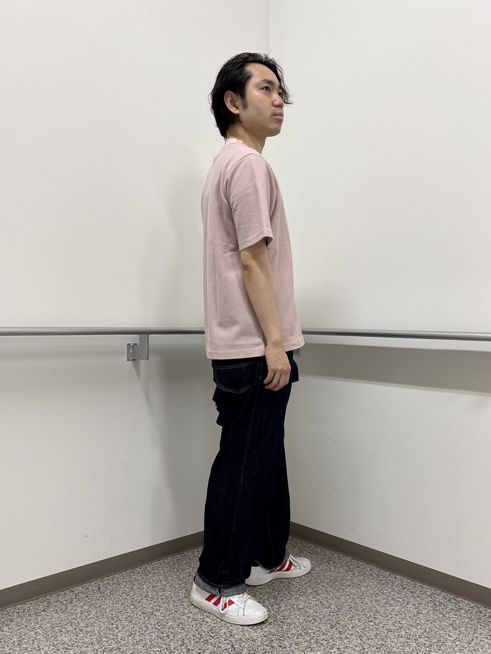 ブルー系のシャツ/ブラウス、ピンク系のTシャツ/カットソー、ブルー系のデニムパンツを着用したメンズの夏コーディネートの9枚目の写真
