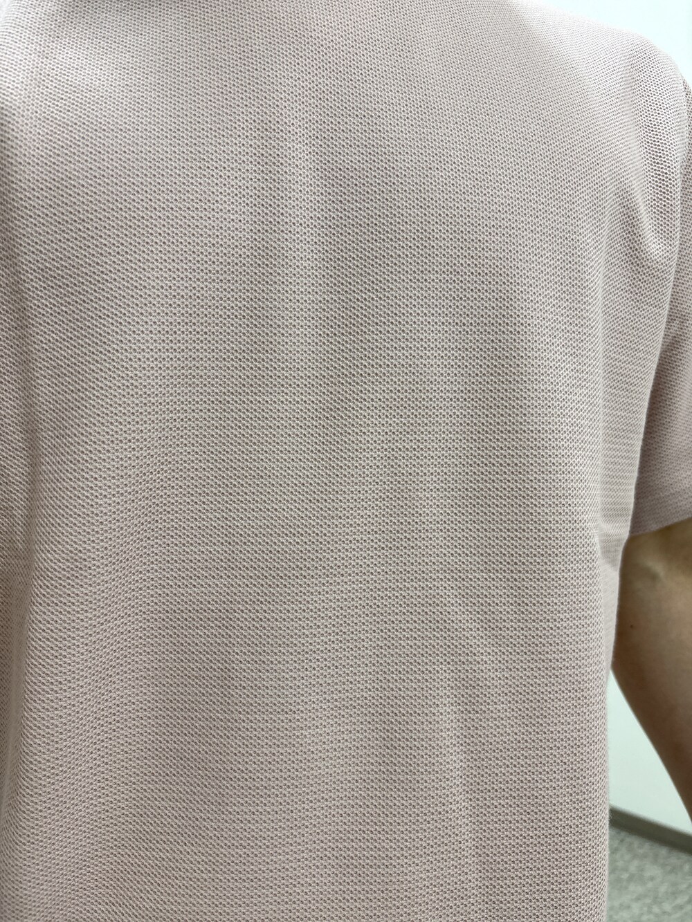 ブルー系のシャツ/ブラウス、ピンク系のTシャツ/カットソー、ブルー系のデニムパンツを着用したメンズの夏コーディネートの10枚目の写真