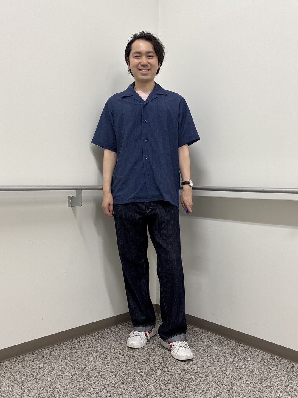 ブルー系のシャツ/ブラウス、ピンク系のTシャツ/カットソー、ブルー系のデニムパンツを着用したメンズの夏コーディネートの5枚目の写真