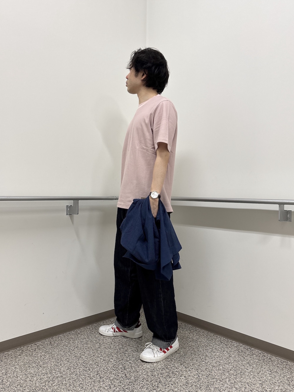 ブルー系のシャツ/ブラウス、ピンク系のTシャツ/カットソー、ブルー系のデニムパンツを着用したメンズの夏コーディネートの7枚目の写真