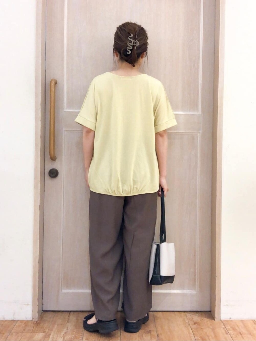 グレー系のショルダーバッグを着用したレディースの夏コーディネートの3枚目の写真