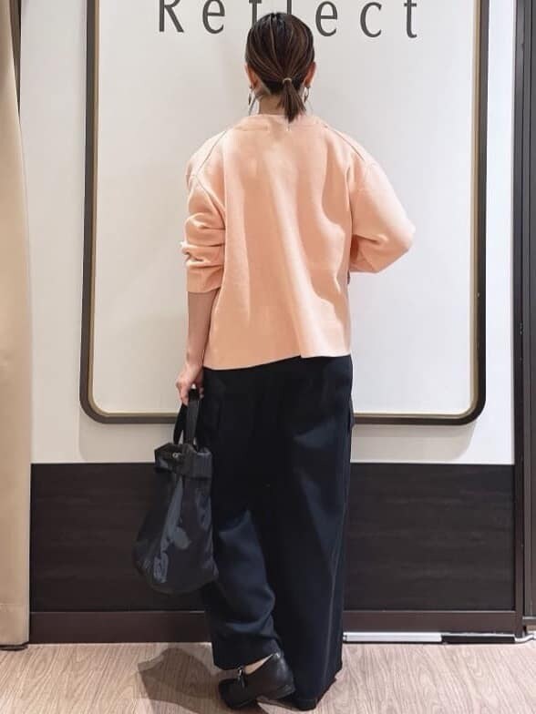 ブラック系のその他パンツ、ホワイト系のTシャツ/カットソー、オレンジ系のカーディガン/ボレロを着用したレディースの春コーディネートの3枚目の写真