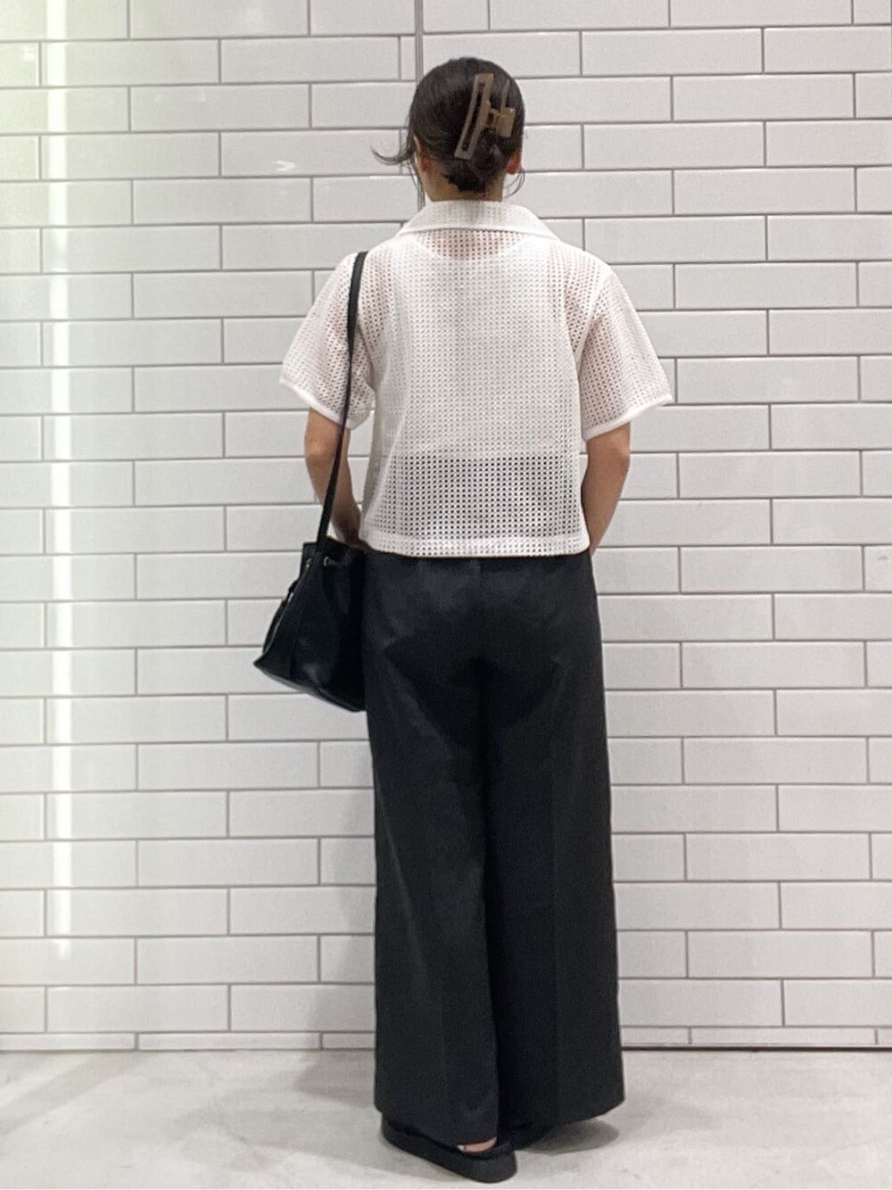 ホワイト系のシャツ/ブラウス、グレー系のその他パンツ、ブラック系のショルダーバッグを着用したレディースの夏コーディネートの2枚目の写真