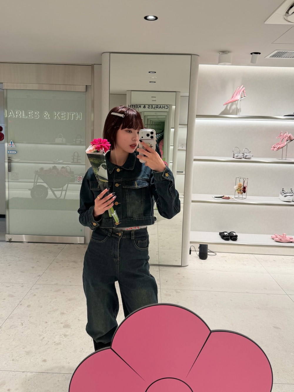 ブルー系のデニムジャケット、ブルー系のデニムパンツ、グレー系のベストを着用したレディースの春コーディネートの5枚目の写真