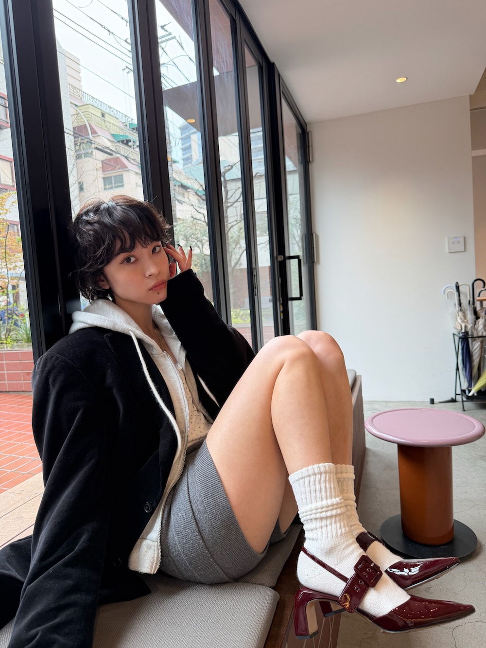 ブラック系のテーラードジャケット、ホワイト系のキャミソール、グレー系のその他パンツを着用したレディースの春コーディネートの3枚目の写真