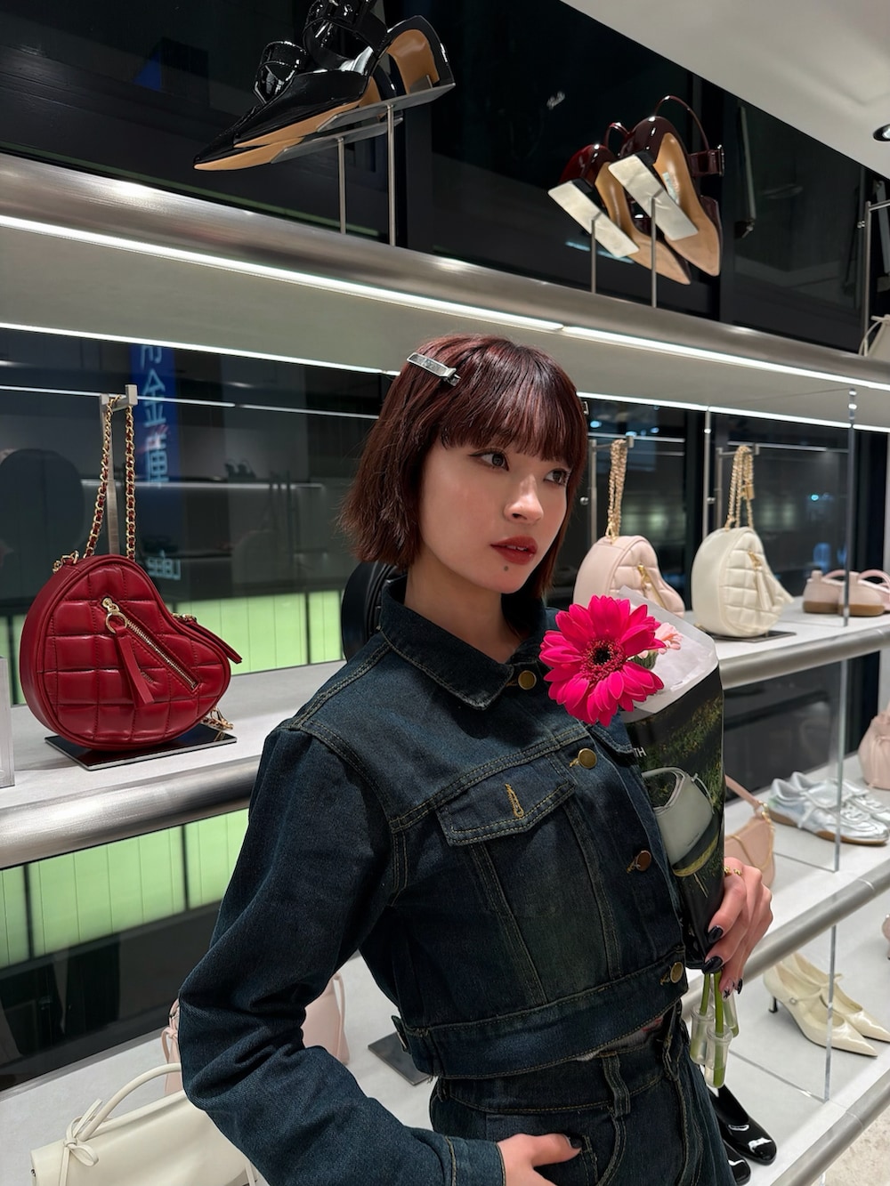 ブルー系のデニムジャケット、ブルー系のデニムパンツ、グレー系のベストを着用したレディースの春コーディネートの2枚目の写真
