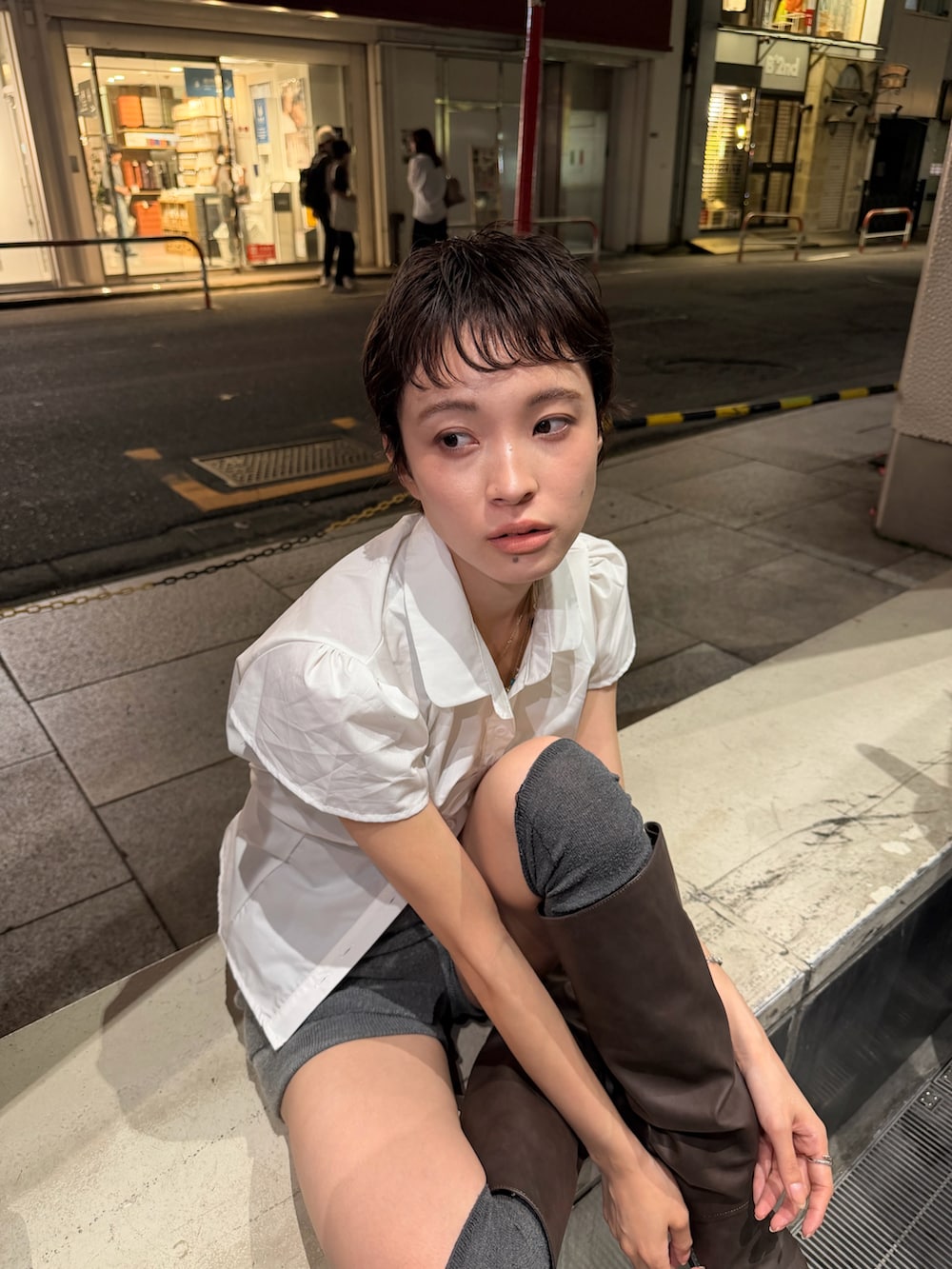 グレー系のその他パンツ、ブラウン系のブーツ、ホワイト系のシャツ/ブラウスを着用したレディースの夏コーディネートの3枚目の写真