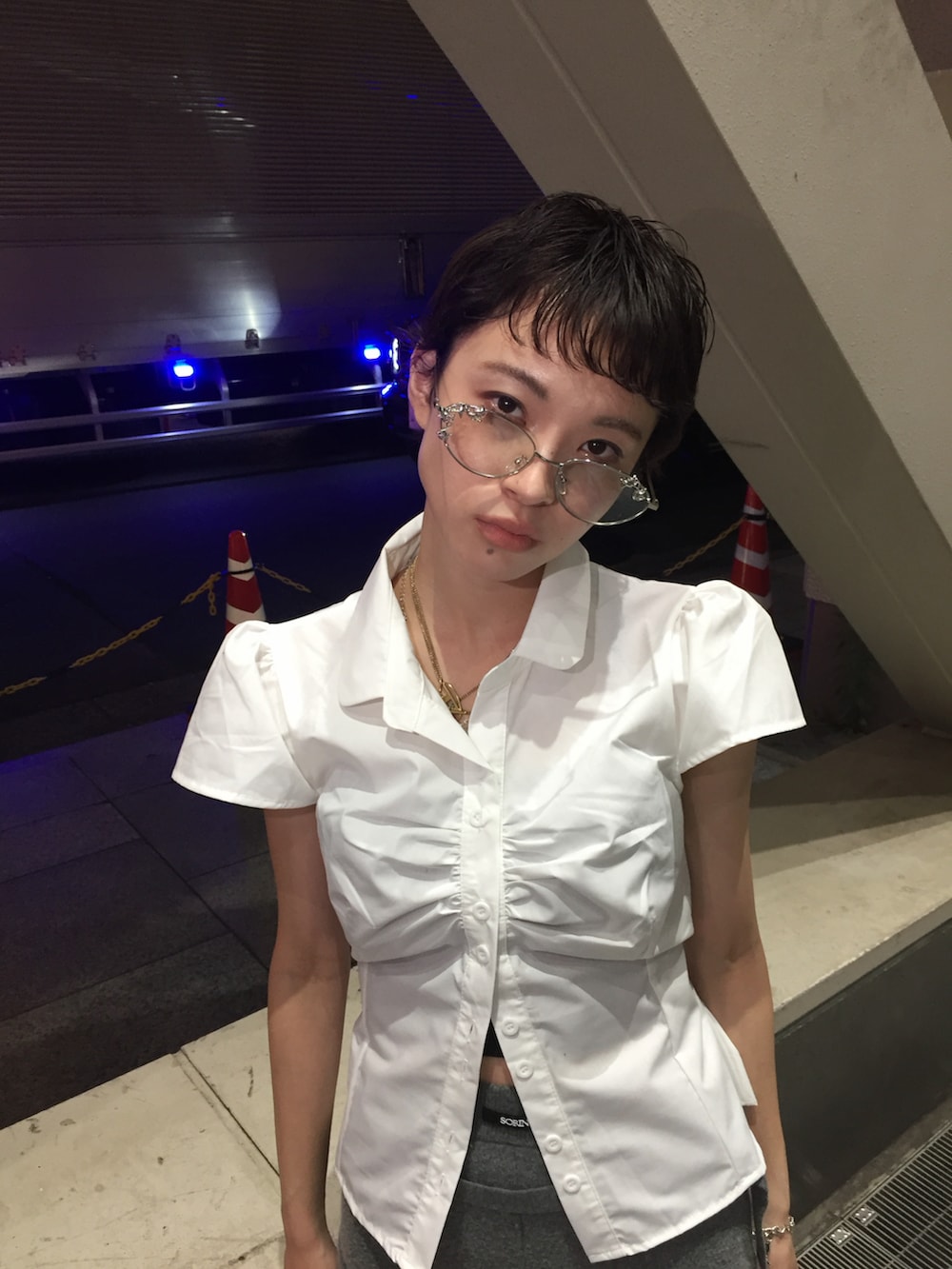 グレー系のその他パンツ、ブラウン系のブーツ、ホワイト系のシャツ/ブラウスを着用したレディースの夏コーディネートの2枚目の写真