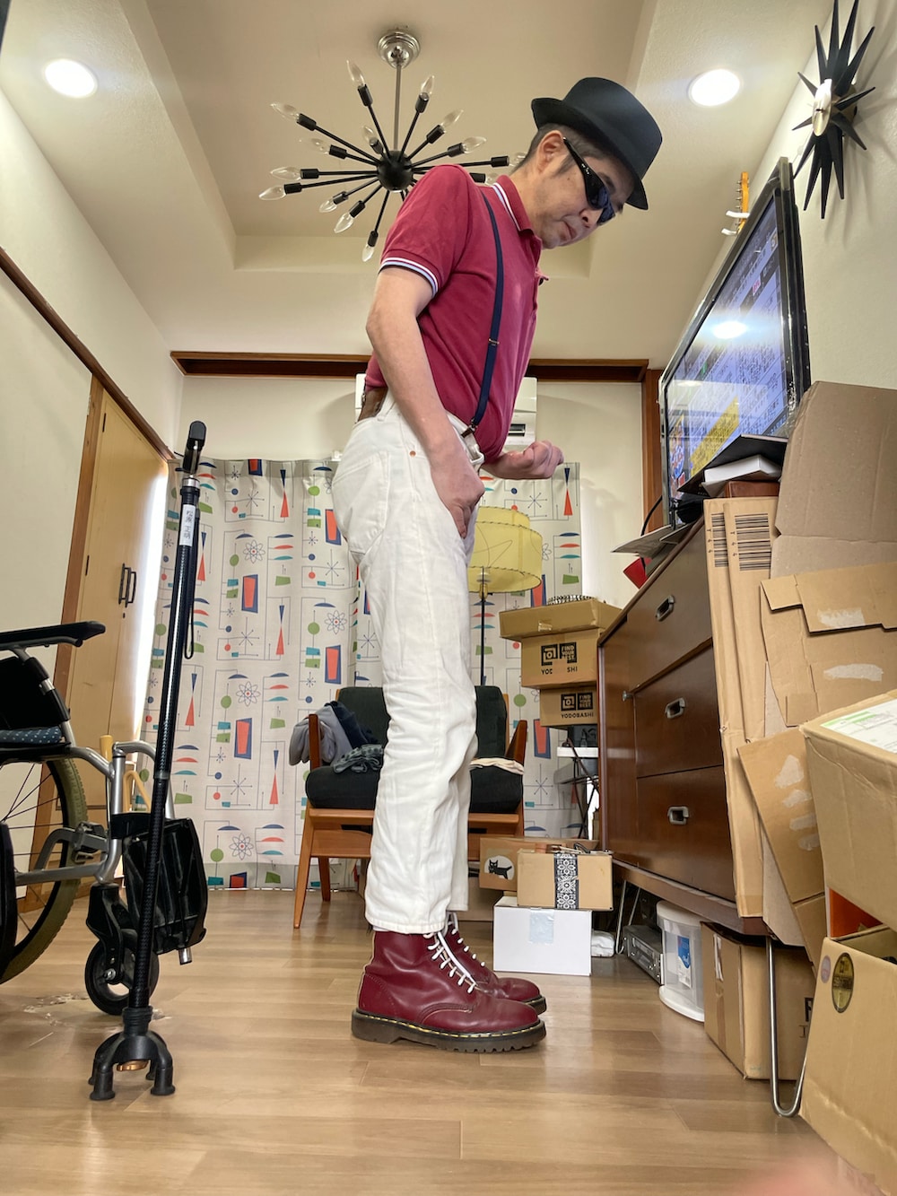 レッド系のシャツ/ブラウス、ホワイト系のデニムパンツ、レッド系のブーツを着用したメンズの秋コーディネートの2枚目の写真