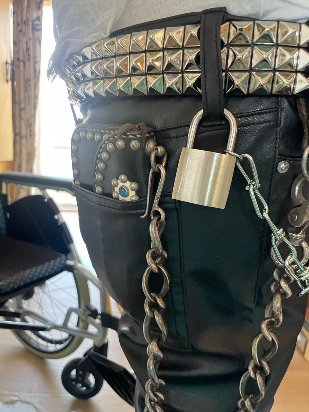 ブラック系のドレスシューズを着用したメンズの冬コーディネートの5枚目の写真