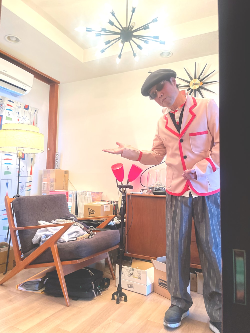 ピンク系のテーラードジャケット、グレー系のその他パンツを着用したメンズの春コーディネートの3枚目の写真