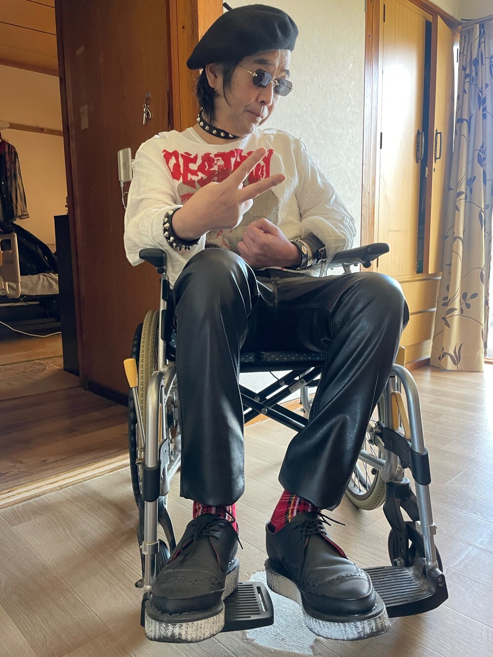 ブラック系のドレスシューズを着用したメンズの冬コーディネートの4枚目の写真