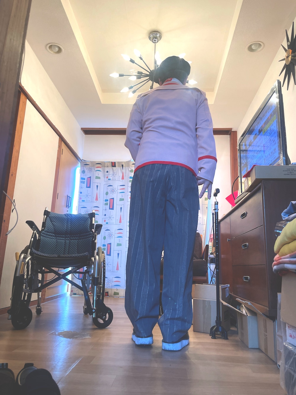 ピンク系のテーラードジャケット、グレー系のその他パンツを着用したメンズの春コーディネートの2枚目の写真