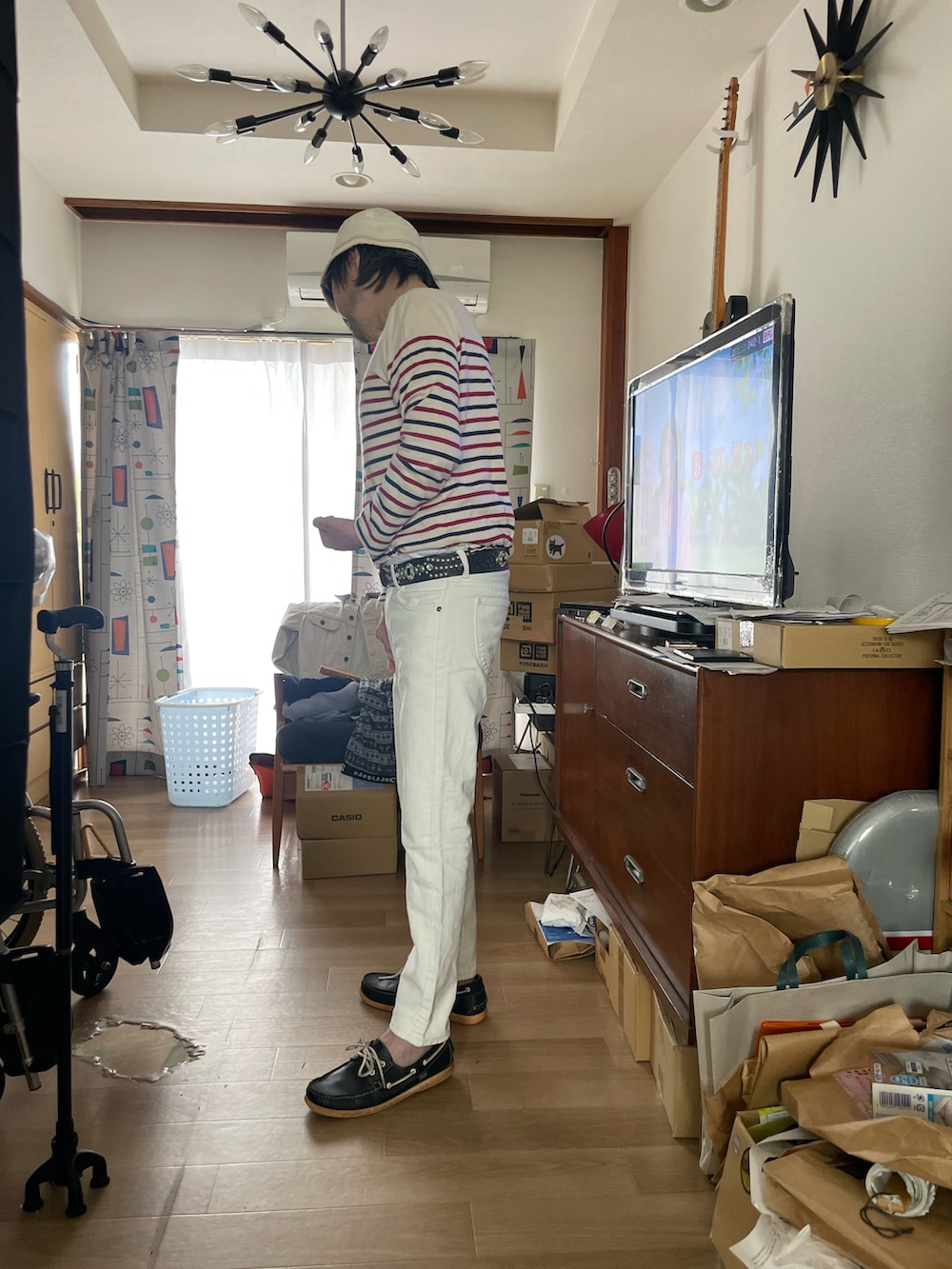 その他のTシャツ/カットソー、ホワイト系のその他パンツ、ブルー系のモカシン/デッキシューズを着用したメンズの秋コーディネートの2枚目の写真